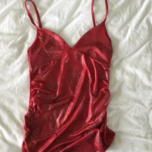 Linne - Superfin röd linne med mönster, passar till xs-s