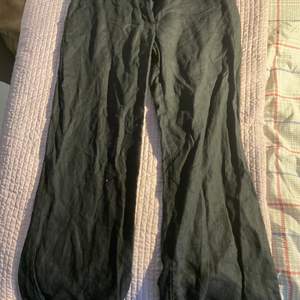 Svarta linne byxor ! Andvänt ett par gånger ! Super fina men säljer för dem är för korta för mig som är 1.68! Nästan lowwasted! 