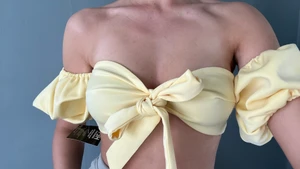 Gul topp - En söt topp med knyte och puffärmar. Aldrig använd, lappar kvar.