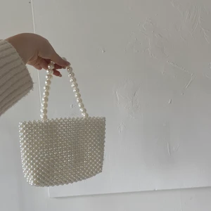 Ny pärlväska🕊 - Har bestämt mig att tyvärr sälja den här super coola pärlväskan då den tyvärr inte kommit till användning🤍 fick i present så vet tyvärr inte vart den är ifrån🥰