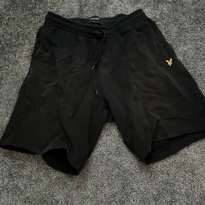 Lyle&Scott sweatshorts - Säljer ett par solblekta sweatshorts från Lyle&Scott, finns fortfarande mycket liv i dem och de har baggy fit