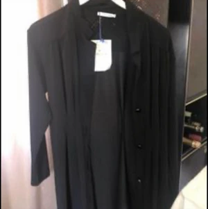 Tunn kofta  - Säljer denna tunna kofta eftersom att jag redan har en liknande och måste rensa lite, denna tunna koftan kan man nästan ha till allting. Har aldrig använt den+ lapp finns kvar. Inget slit eller skador, för mer information och bilder skicka ett meddelande så svarar jag så snabbt som möjligt 