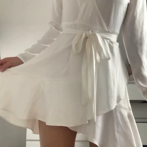 Sommarklänning - En jätte fin sommarklänning jag använt på skolavslutningar osv! Köpt för ett tag sen från Gina🎀 säljer pga att den inte kommer till användning och den är lite för liten💖 jag har storlek 38 men den passar mer som 36💖