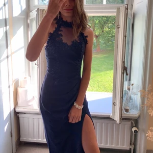 Balklänning  - Kollar intresset på min superfina balklänning från bubbleroom i marinblå med fina detaljer. Endast använd en gång i mycket fint skick. Nypris 1000kr  