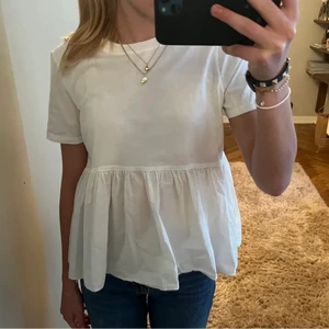 💕 - Super fin topp med en volang, köpt i sommrs men aldrig andvänd💕💕