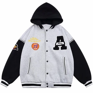 Aelfric Eden Varsity jacka - Den snyggaste varisty jackan från Aelfric Eden!! (enligt mig), dessutom med luva. Hur skön och mysig som helst, helt sprillans ny då jag beställde i fel storlek. Om du vill ha den lite mer oversized passformen så är detta verkligen ett kap. Verkligen en 10/10 vårjacka! Köpte den för 850 kr + porto, säljer den för 500 vid snabb och smidig affär 🧡