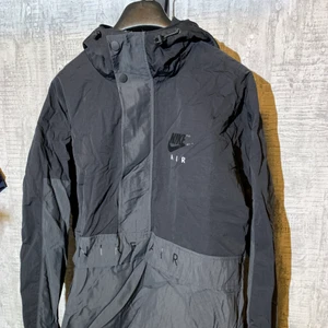 Nike air jacka - Ligger bara och tar plats. Använd Max en gång av mig. Absolut inge fel på den:)