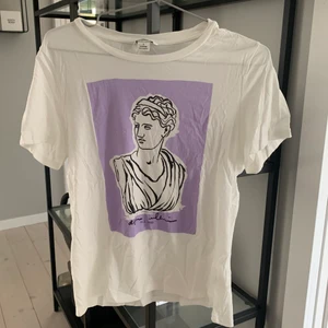 Fin tröja från monki - Fin t-shirt från Monki med tryck i storlek S. 