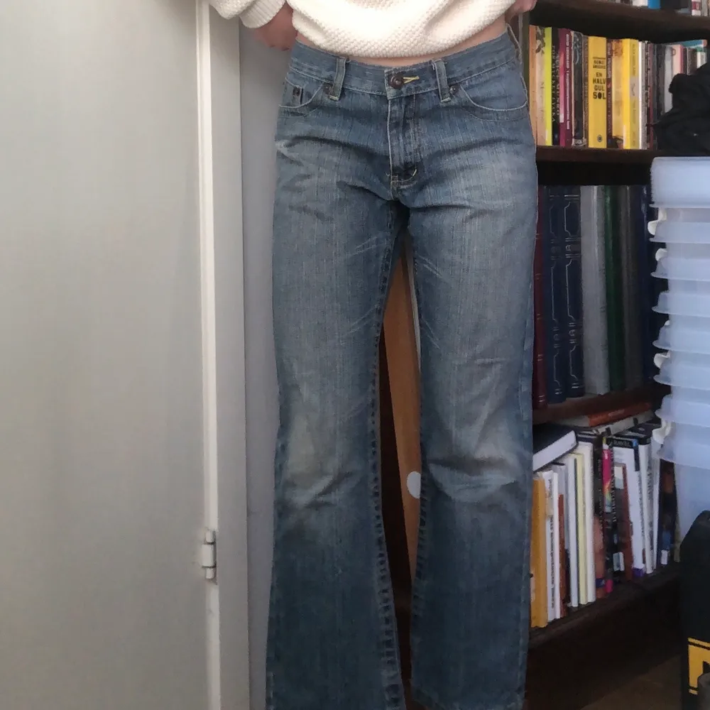 As balla jeans me coola detaljer på fickorna! 🤩🤩🤩😍 de är lite korta på mig som är 165:). Jeans & Byxor.