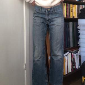 As balla jeans me coola detaljer på fickorna! 🤩🤩🤩😍 de är lite korta på mig som är 165:)