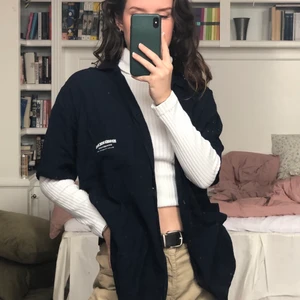 Oversized kortärmad skjorta - Mörkblå kortärmad skjorta från märket RednRock. Storlek S 🌹✨