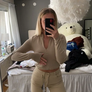 Beige topp - Beige croppad topp från nelly. Superfin både öppen och stängd!! Även lång i ärmarna. Frakt tillkommer💕