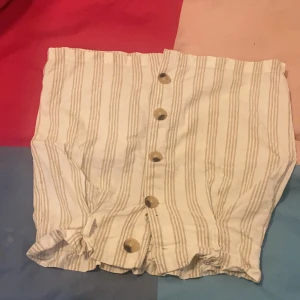 Kjol storlek 35 - Permium qualty från Ginatricot