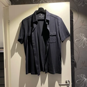 Kortärmad skjorta - Massimo Dutti stl. M. Passformen är lite för liten för mig som vanligtvis bär M/L. Använd endast 3 gånger. Du står för frakten