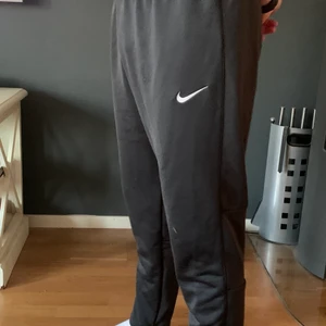 Nike byxor  - Snygga Nike byxor som är i bra skick. Köparen står för frakt 
