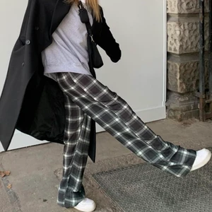 Rutiga byxor🙏🏻 - Rutiga byxor från missguided as coola, stl 36 funkar även stl 38💕