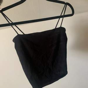 Svart linne från Gina Tricot i str XS, använt fåtal ggr men är nu för litet! 30kr + frakt💕