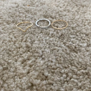 Tre ringar - Ens ringen som är silvrig är inte äkta silver dom två andra som är guldiga är inte heller äkta guld alla kostar 10kr styck