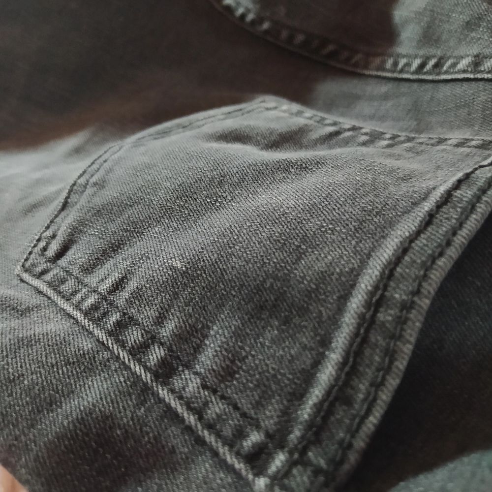 Svarta bootcut jeans i otroligt bra skick. De är nästan aldrig använda då de är för stora för mig. Både i längden och i midjan. Köpta för 200 kr tror jag. Ser ut som vilka andra svarta bootcut jeans som helst. Fint material och färg, rekommenderar verkligen att köpa om du har XS.. Jeans & Byxor.