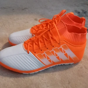 Football skor. SOCCER - Den är helt ny.  jag inte använt den för det kommer fel  storlek. Den är 41 storlek 