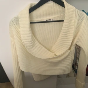 Stickad tröja  - Vit croppad stickad tröja från Missguided. 