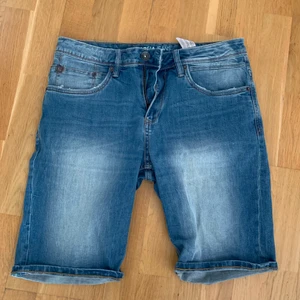 Jeansshorts  - Aldrig använda och riktigt snygga. Köparen står för frakt 