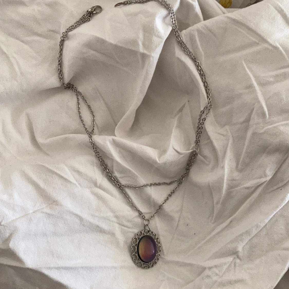 Halsband med sten i skiftande färger!!