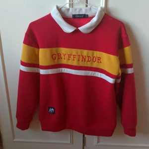 Harry Potter Sweater Gryffindor  - Gryffindor tröja som bara är använd några fåtal gånger. Inga effekter eller något liknande, tröjan är i väldigt bra kvalite och materialet är jätte mjukt. Den är ganska oversized för att vara storlek S.💗