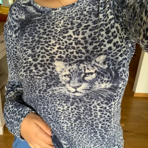 Second hand  - Söt second hand topp med lappen kvar fortfarande! Storlek L men passar också S/M. Glittrar lite i tyget också som man ser på sista bilden🥰