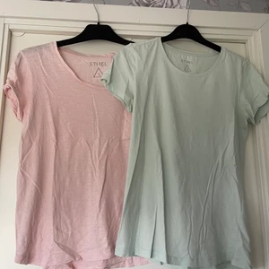 T-shirts  - 2 för 1! Två fina t-shirts till priset av en. Båda är i strl S, den gröna är lite tightare och den rosa lite pösigare. 