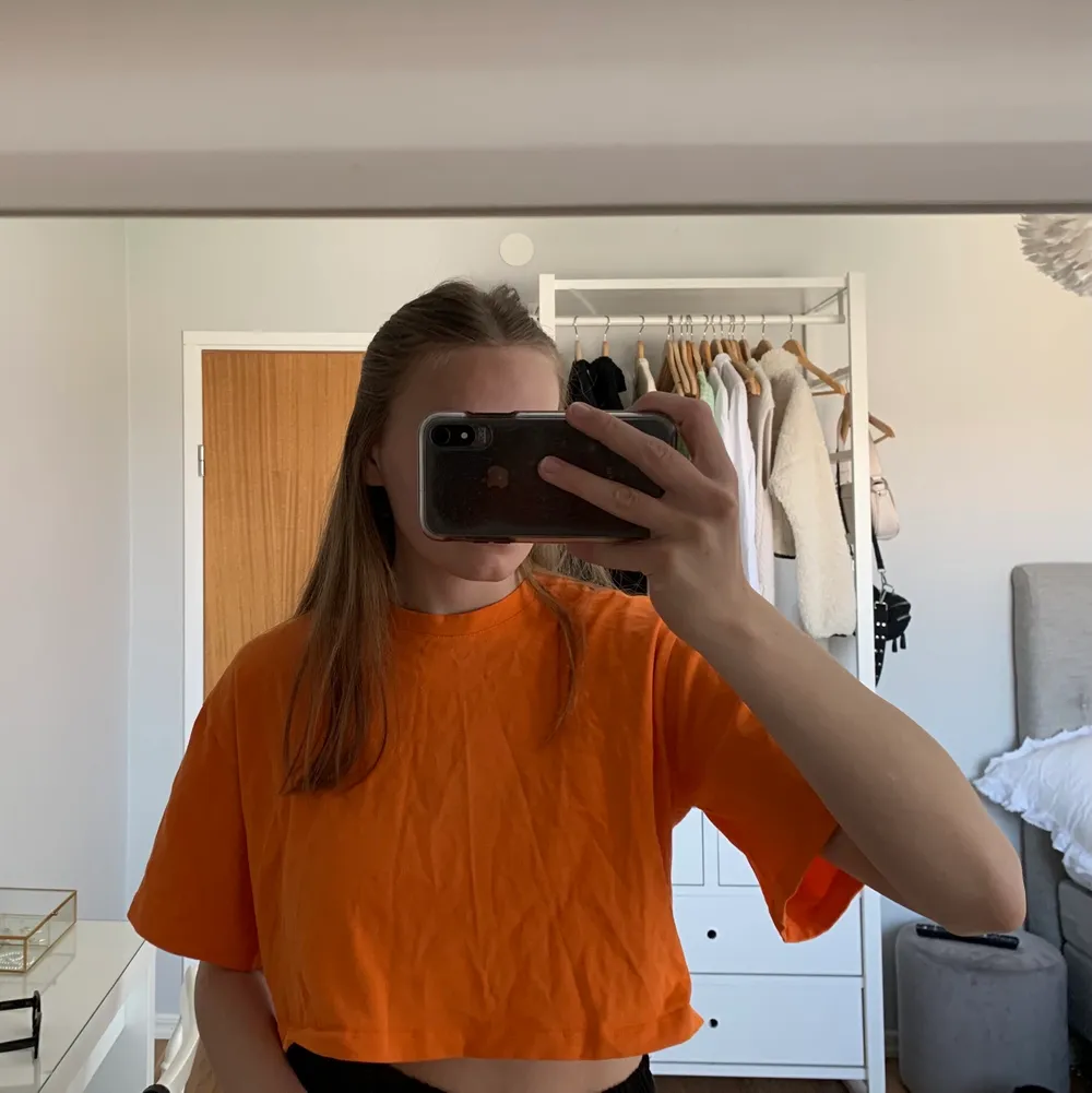 Orange cropped T-shirt från Gina Tricot i så bra skick! Använder inte. T-shirts.