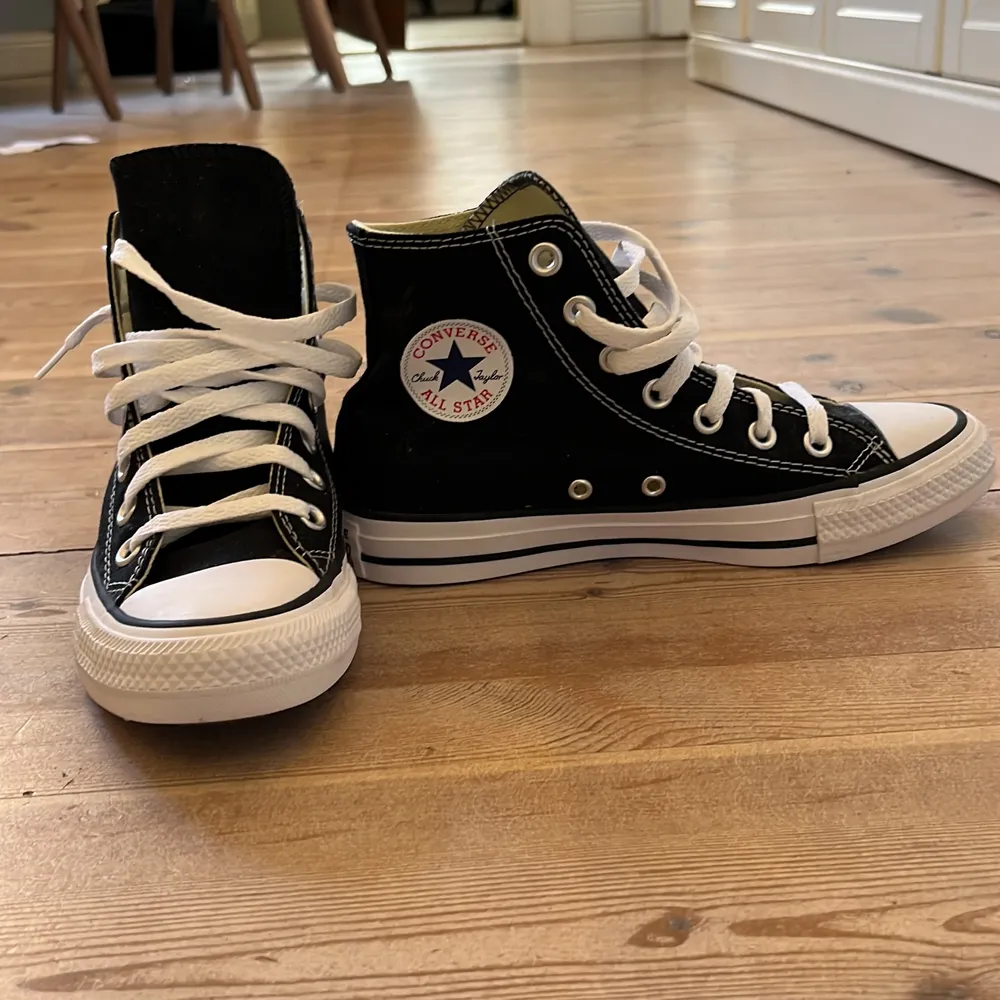 Oanvända svarta Converse. Toppskick!. Skor.