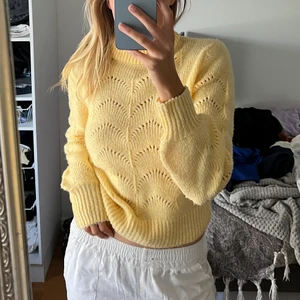 Stickad gul tröja - Superskön stickad gul tröja som typ aldrig är använd och köpt från Gina tricot, perfekt att slänga på sig över sommarens alla klänningar ❤️❤️ inköpt för 399kr 