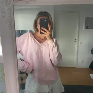 Supersöt rosa sweatshirt NAKD. Sista bilderna är lånade. Säljer pga att den inte kommer till användning längre. 