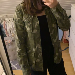 Kamouflage jacka med nitar  - Kamouflage jacka med nitar som inte är använd många gånger. Från only. ❤️Köparen står för frakten som är 66kr❤️FÄRGEN VISAR RÄTTVISA PÅ SISTA BILDEN