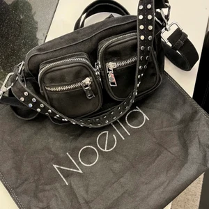 Noella väska - Säljer nu min super fina noella väska i svart mocha! Båda banden är kvar och dustbag tillkommer! Super fint skick på den då den knappt är använd, har många fack och super praktisk😍 Nypriset ligger runt 700kr. Startar budgivning om många är intresserade!