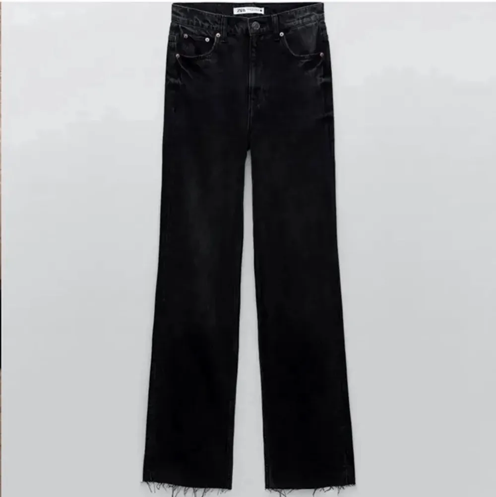 Jeans från zara i modellen 90s full length❤️ passar i längden på mig som är 162! Köparen står för frakten😇. Jeans & Byxor.