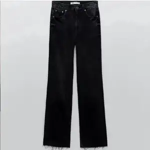 Jeans från zara i modellen 90s full length❤️ passar i längden på mig som är 162! Köparen står för frakten😇