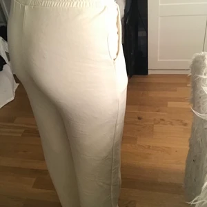 Mjukisbyxa strl S/M - Vida mjukisbyxor från bikbok. Inte alls genomskinliga. I nyskick och endast använda ett fåtal gånger. Storlek S men passar mig som har M. Nypris 299 kr. Jag är 169 som referens. Köparen står för frakt (66kr) eller möts upp i Linköping.