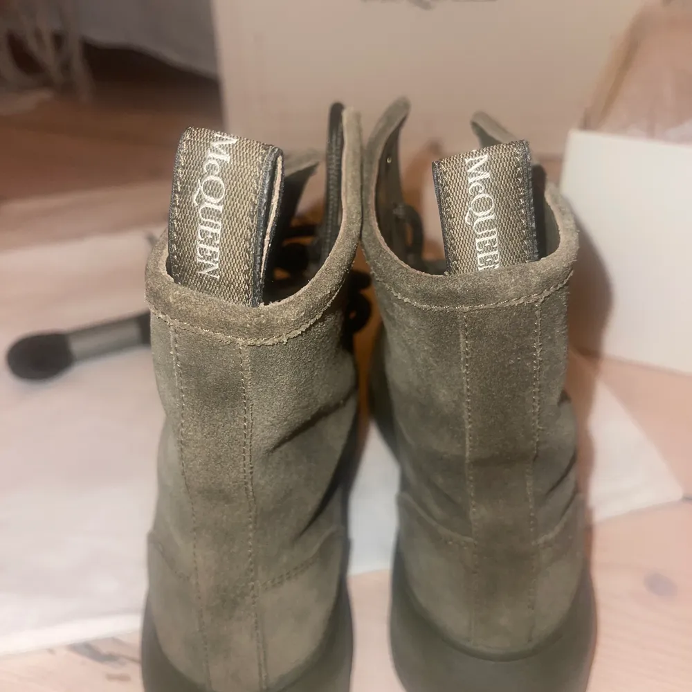 Säljer dessa unika och sjukt snygga Alexander McQueen boots. Strl 36,5. Oanvända allt medföljer Köpts för 6300 säljer snabbt för 1500kr. Skor.