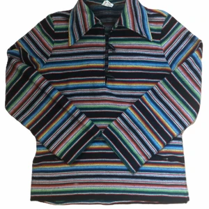 färgglad långärmad - färgglad långärmad i ett tjockare material. I storlek 40.