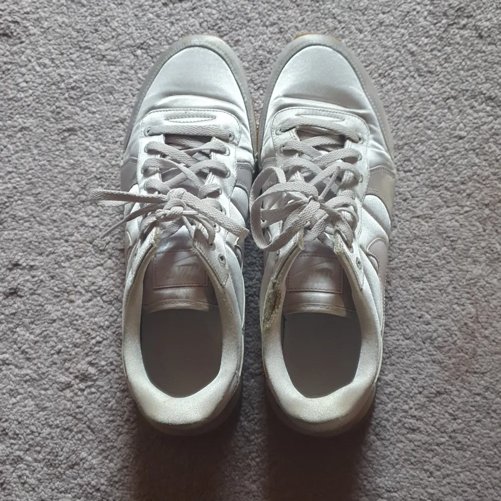 Säljer mina ljuslila Nike Internationalist-sneakers i storlek 40. Jag har normalt sett 39, så de är små i storleken. De är i satintyg med lackdetaljer på swoosh-märket och hälen. Höger sko är lite sliten på ovansidan, annars inget att anmärka på. Frakt tillkommer ✨️. Skor.