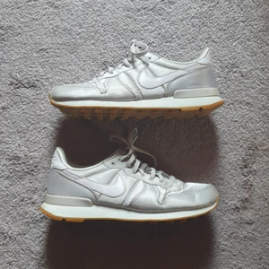 Lila Nike Internationalist storlek 40 - Säljer mina ljuslila Nike Internationalist-sneakers i storlek 40. Jag har normalt sett 39, så de är små i storleken. De är i satintyg med lackdetaljer på swoosh-märket och hälen. Höger sko är lite sliten på ovansidan, annars inget att anmärka på. Frakt tillkommer ✨️