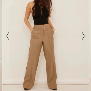 Plisserade PU-byxor från nakd - Säljer dessa snygga skinnbyxor från nakd med vid/rak passform och hög midja. Säljer pga passade ej. Strl 42. Aldrig använda. Nypris 499, mitt pris 250.