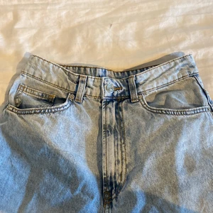 Blåa jeans från hm - Ett par blåa jeans från hm som är ganska högmidjade, storlek 36  