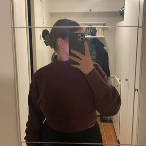 Stickad tröja - Stickad tröja från Na-kd. Använd men i fint skick. Storlek S men passar absolut en M.