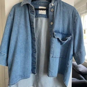 Tröja - Jättefin jeanströja/jacka i lite tjockare material. Köpt på Zara för flera år sedan och har aldrig kommit till användning.