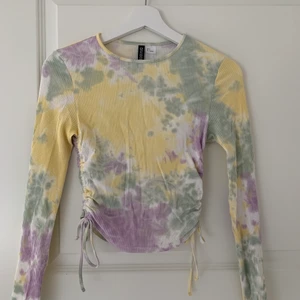 Tie-dye topp - Tie-dye topp med knytning i sidorna 🌸 Fint skick, använd fåtal gånger 