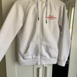 Hoodie - Zip up hoodie från peak som knappt är använd! 💕