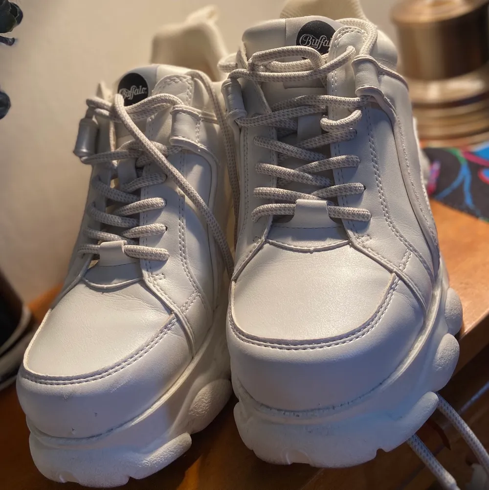 Superfina sneakers i storlek 39 vita. Använda 2 gånger. Nyskick🌸. Skor.